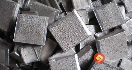 5月期鎳連續(xù)第三個月下跌，周四觸及去年6月來最低水準(zhǔn)每噸8,810美元，今年迄今下跌12%，是跌幅最大的主要基本金屬。